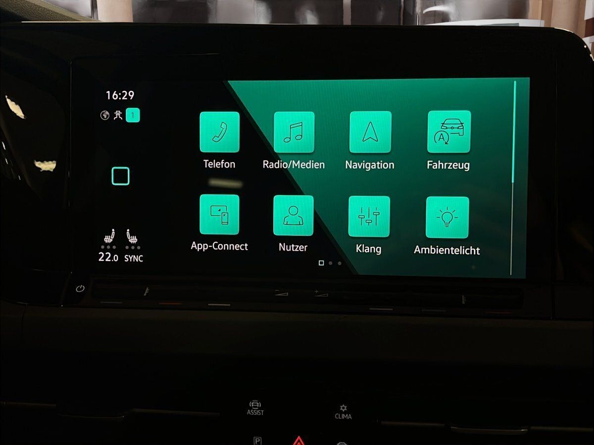 Fahrzeugabbildung Volkswagen Golf Active 1.5 TSI 6-Gang IQ.Light Navi Pano