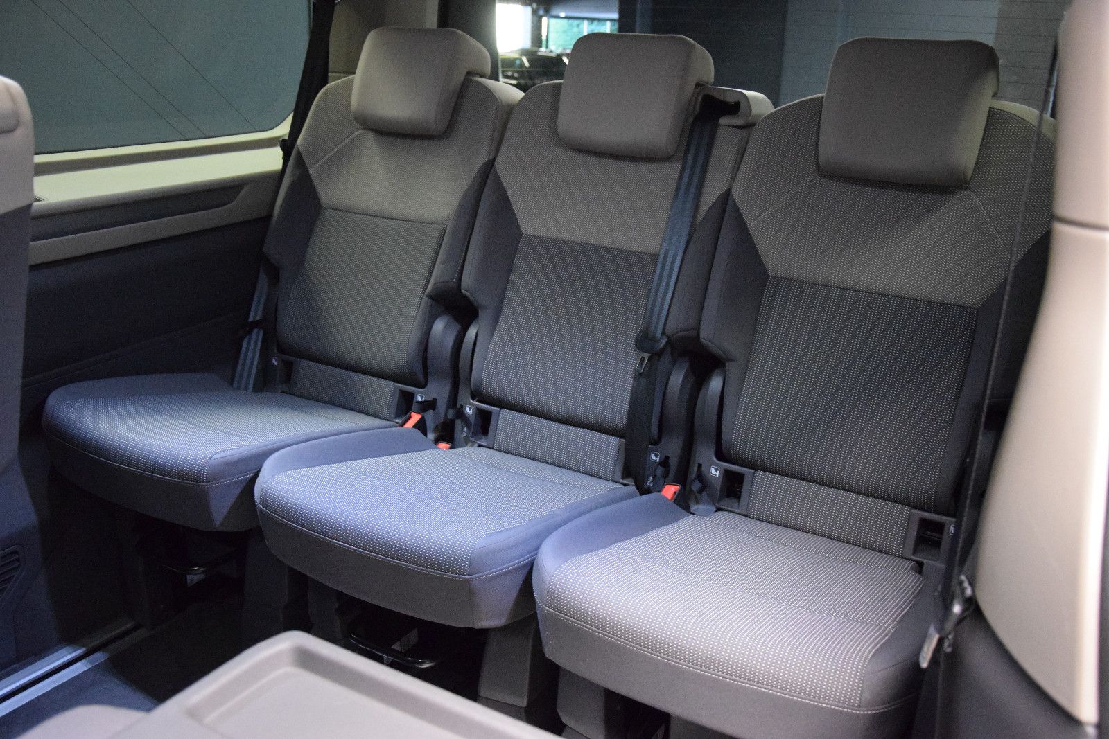 Fahrzeugabbildung Volkswagen T7 Multivan Edition lang Pano ACC vis-a-vis AHK