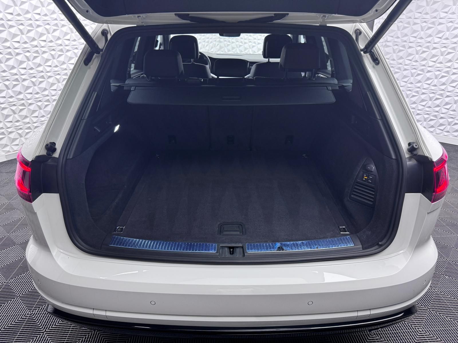 Fahrzeugabbildung Volkswagen 3.0 TDI R-LINE/ALLRADLENK/DYNAUDIO/STANDHZ/AHK/M