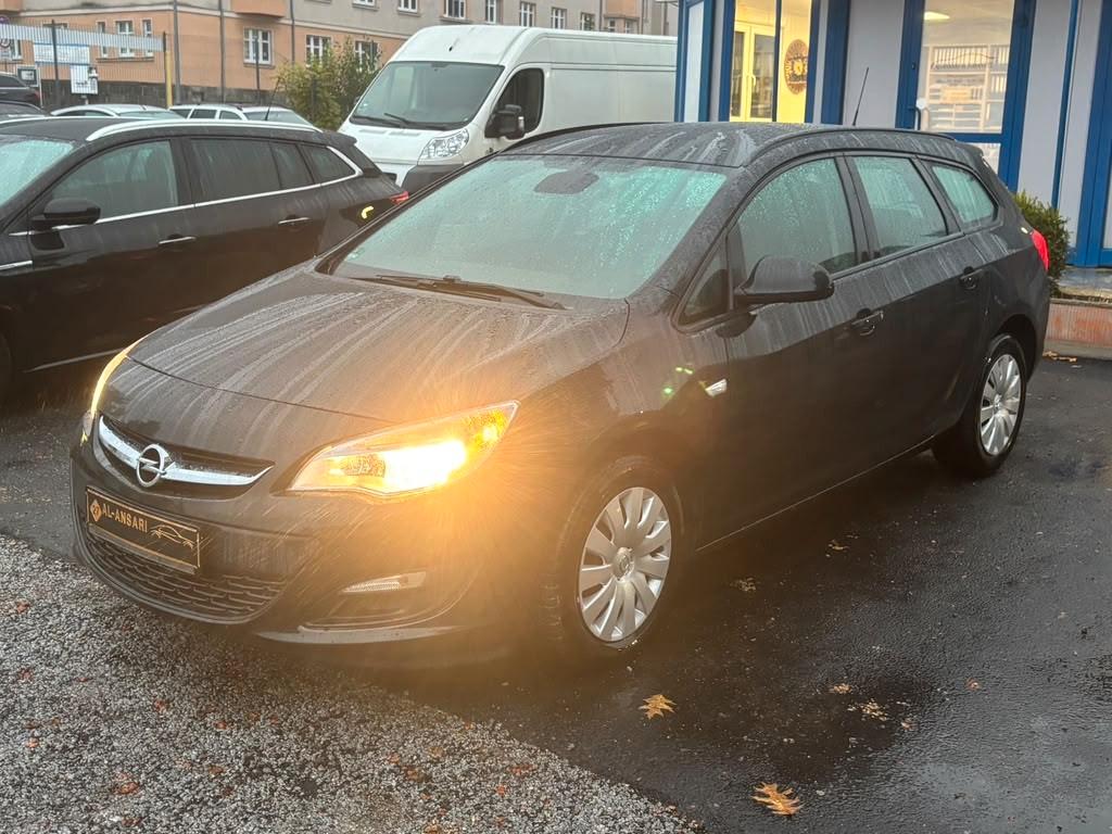 Opel Astra 2012 — rear view