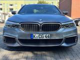 BMW M550i xDrive S-Dach/HUD/AHK/H+K/EU6/DE-Fahrzeug - BMW M550 mit Benzin-Antrieb: Limousine