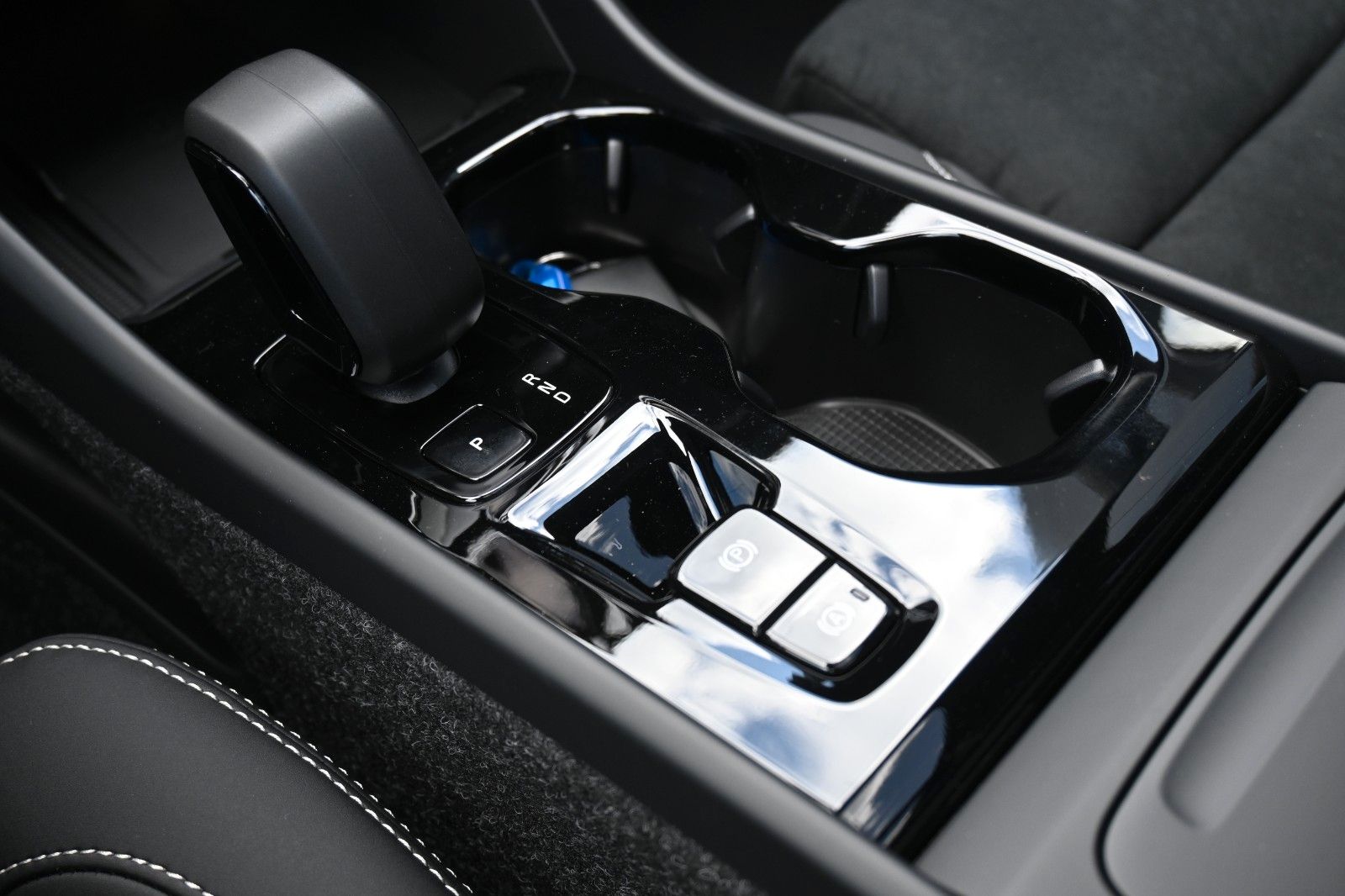 Fahrzeugabbildung Volvo XC40 B3 DKG Ultra Dark*FSHZG*PANO*360°*ACC