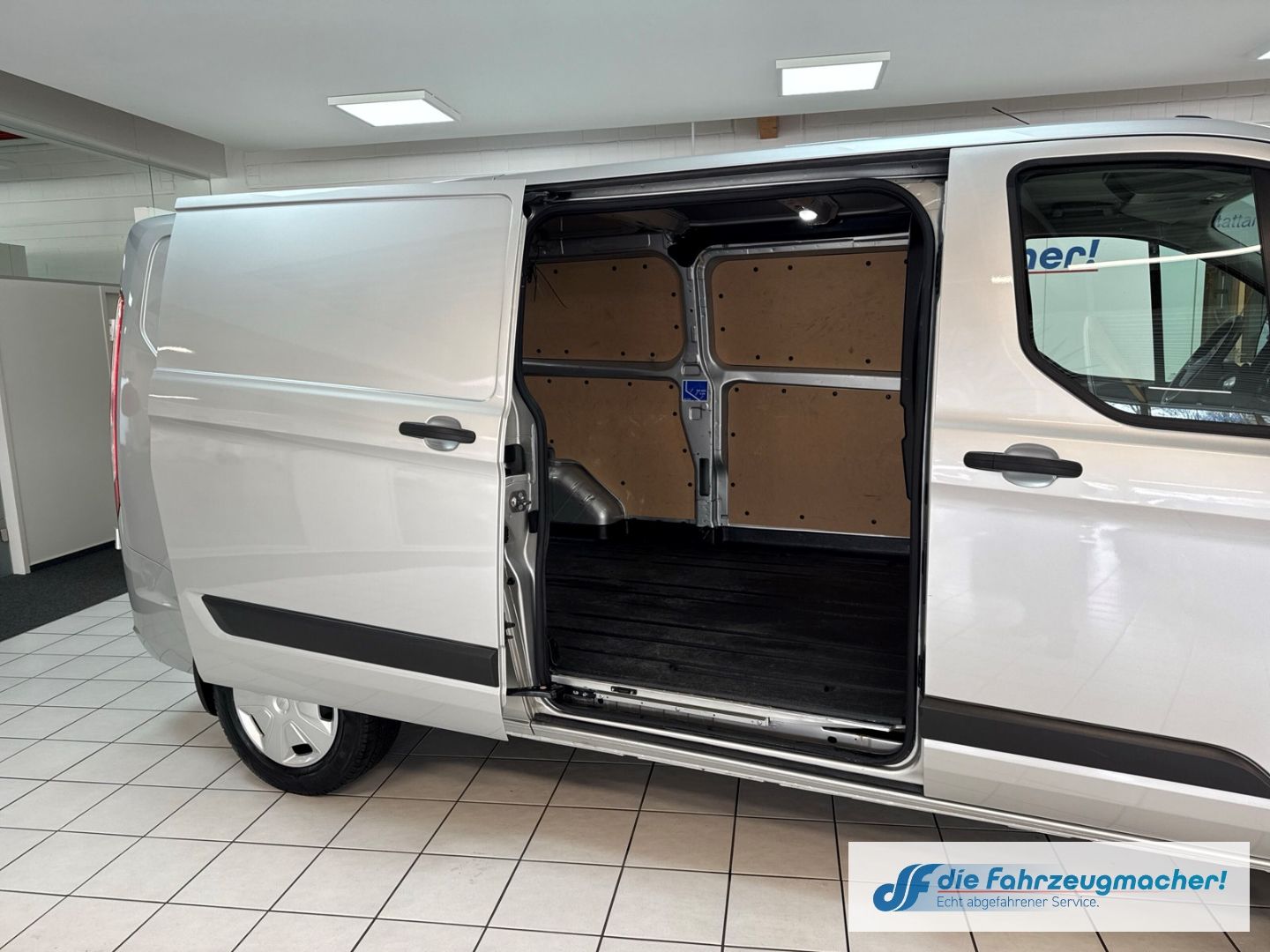 Fahrzeugabbildung Ford Transit Custom Kasten 300 L2 Trend AHK Navi Appl