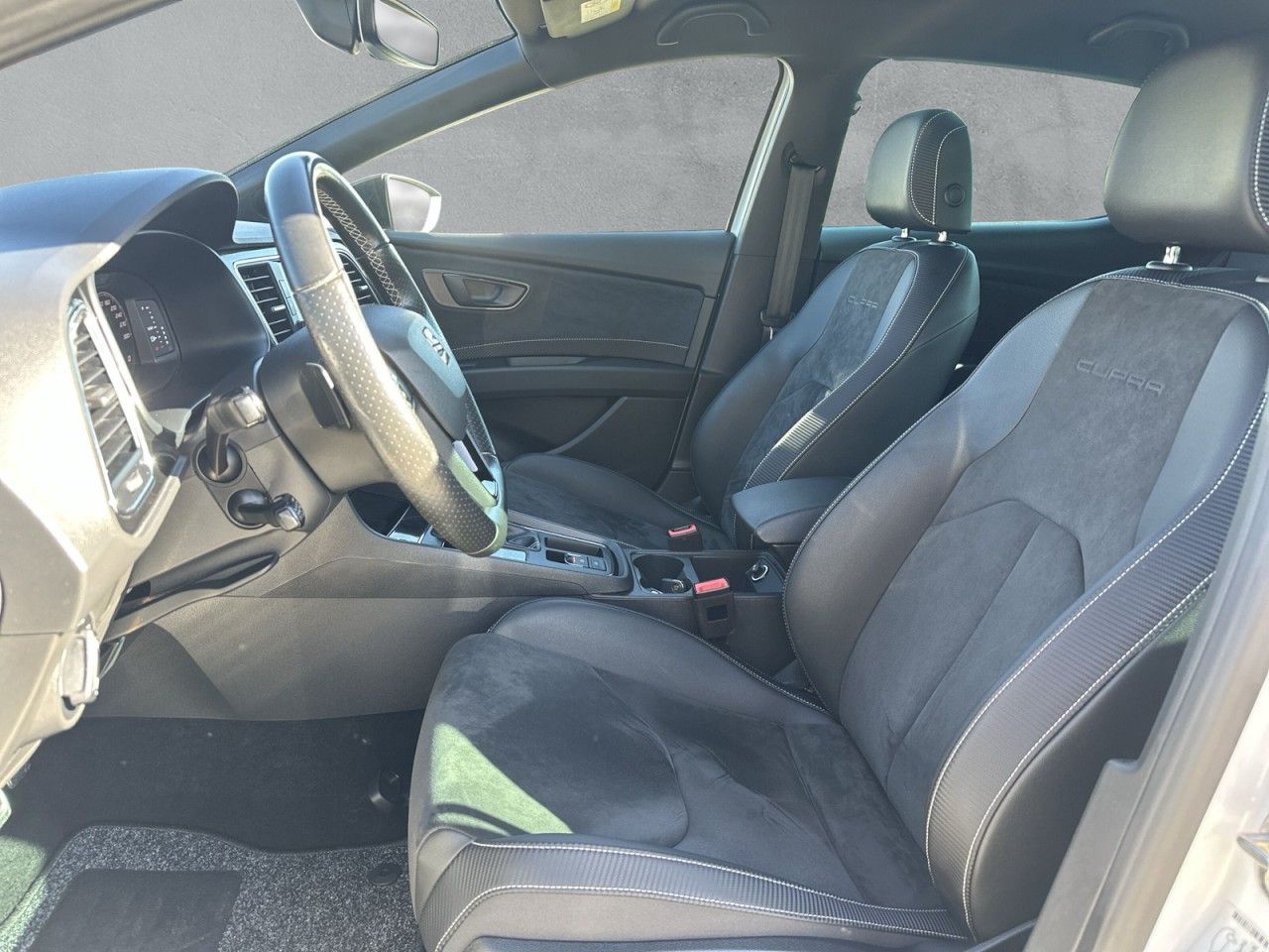 Fahrzeugabbildung SEAT Leon Cupra 2.0 TSI 213 kW (290 PS) 7-Gang-DSG - mit KI generiert/bearbeitet