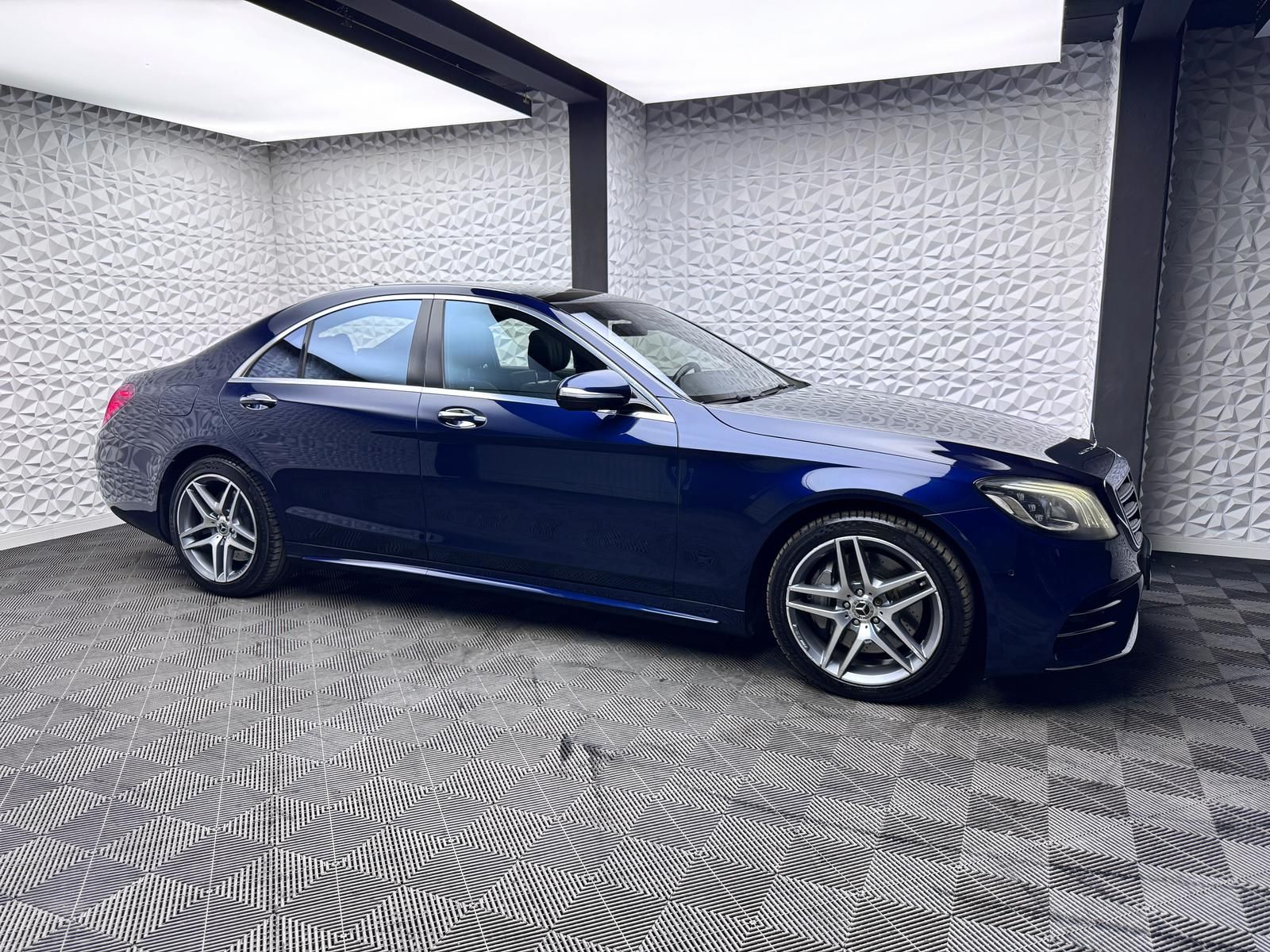 Fahrzeugabbildung Mercedes-Benz AMG 4MATIC/BURMES/HUD/PANO/DISTRO/3xTV/CHAUFFEUR