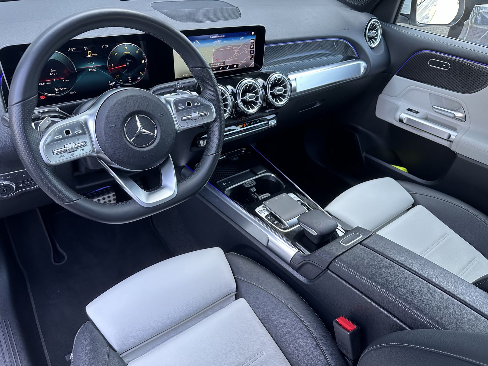 Fahrzeugabbildung Mercedes-Benz GLB 220d AMG Line NAV+KAMERA+19ZOLL+WIDESCREEN