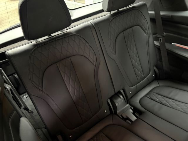 Fahrzeugabbildung BMW X7 M50 d