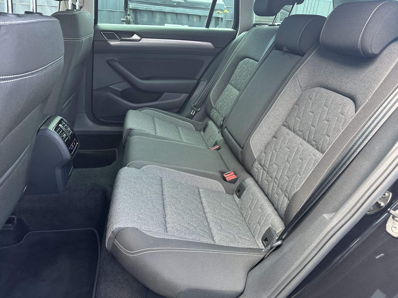 Fahrzeugabbildung Volkswagen Passat Variant 2.0 TDI DSG Business NAV+LED+ACC