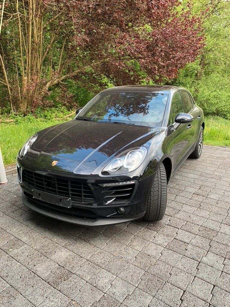 PORSCHE Macan