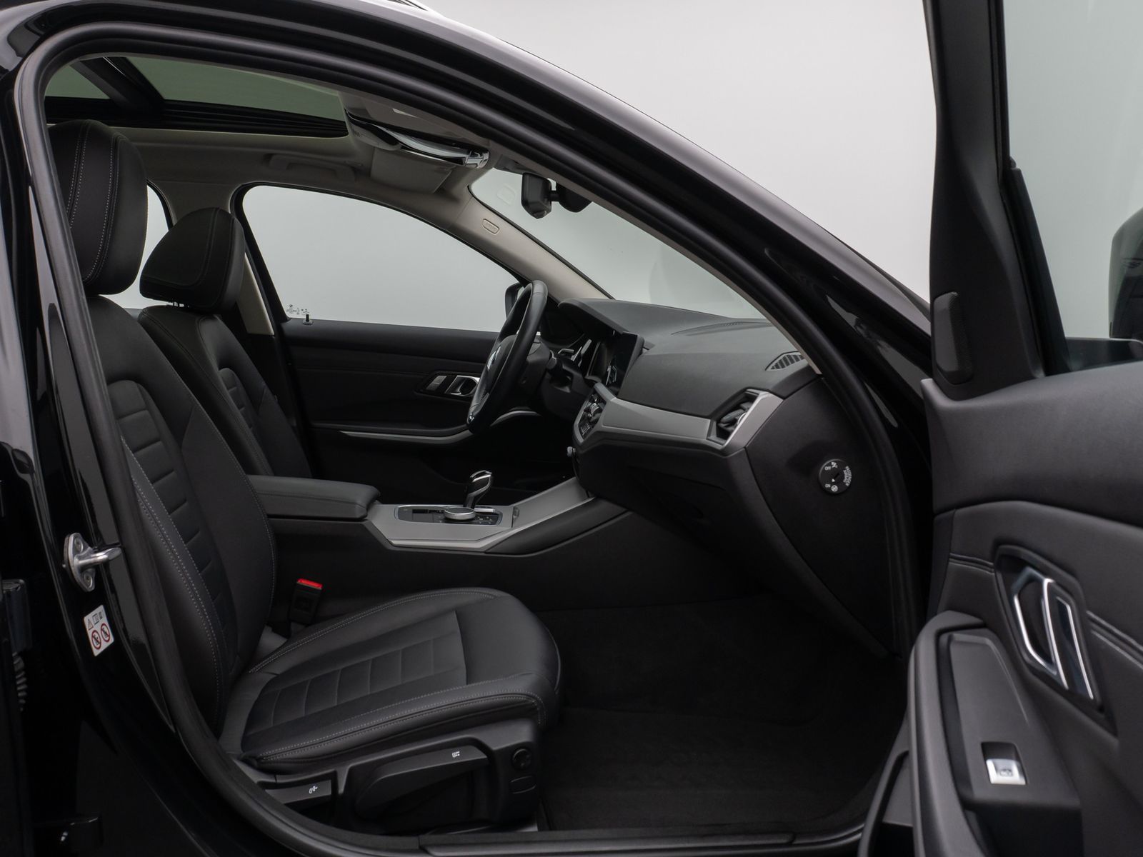 Fahrzeugabbildung BMW 330e Panorama 360° Laser HUD DAB HiFi AHK ACC