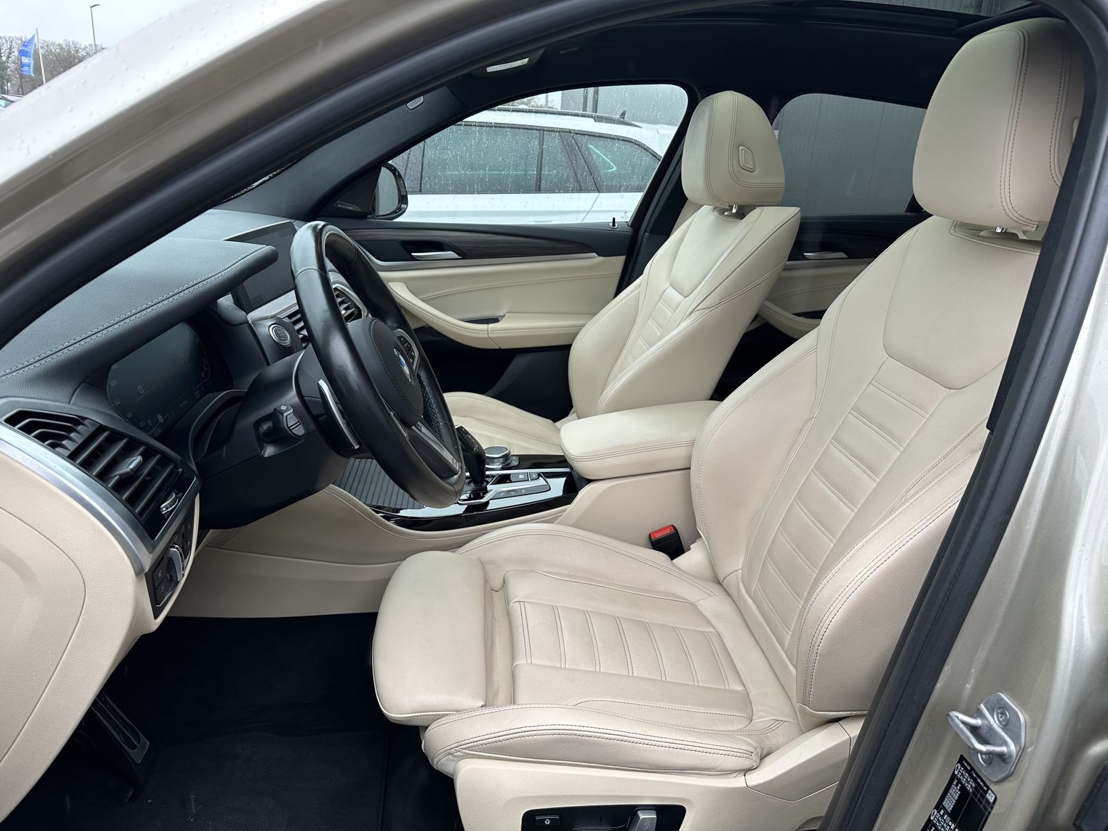 Fahrzeugabbildung BMW X4 M40d NAV+LED+HEAD-UP+PANO+360°+H&K+STANDHEIZU
