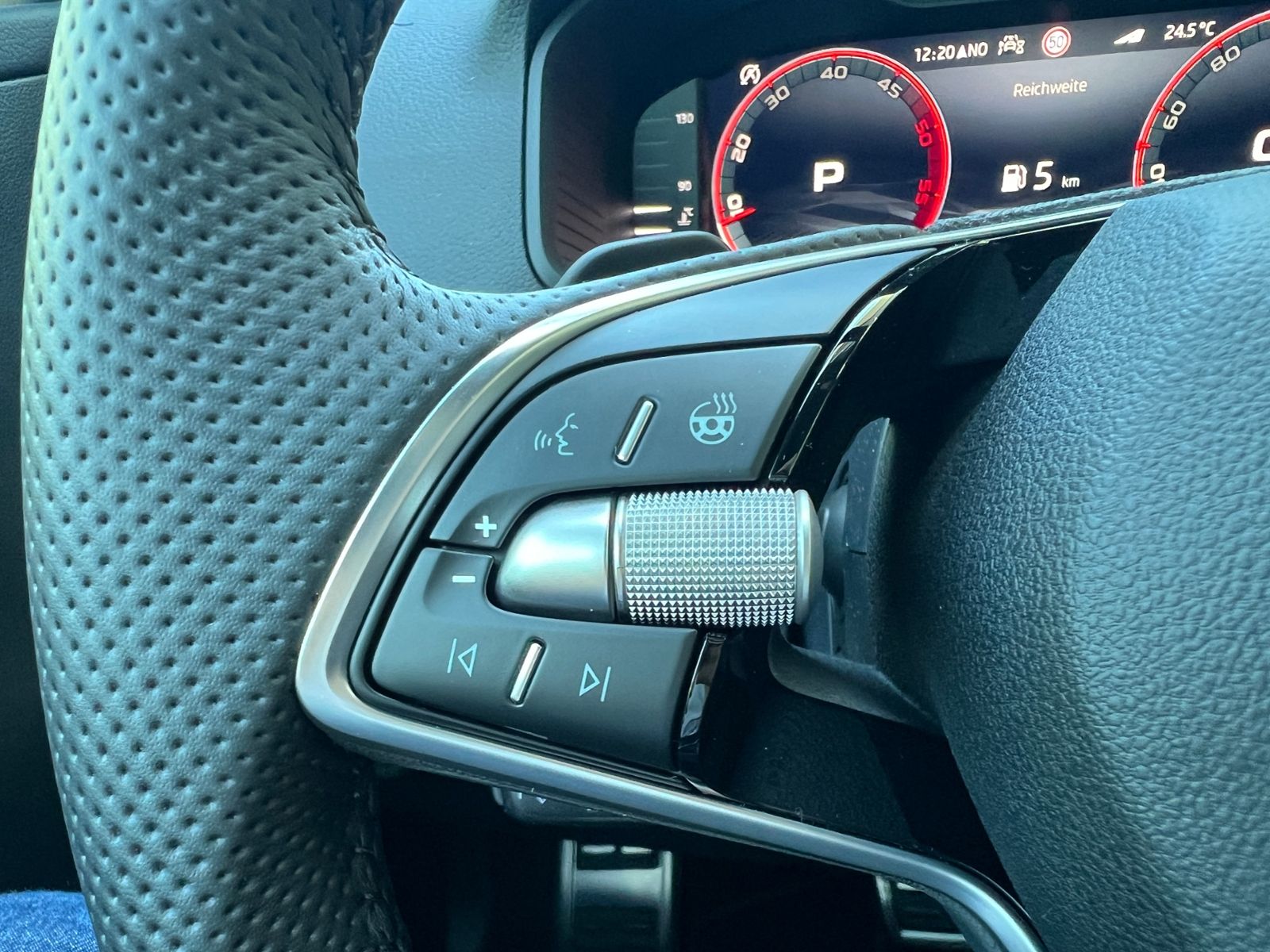 Fahrzeugabbildung SKODA Karoq Sportline 2.0 TDI DSG *AHK,Navi,TravelAssi