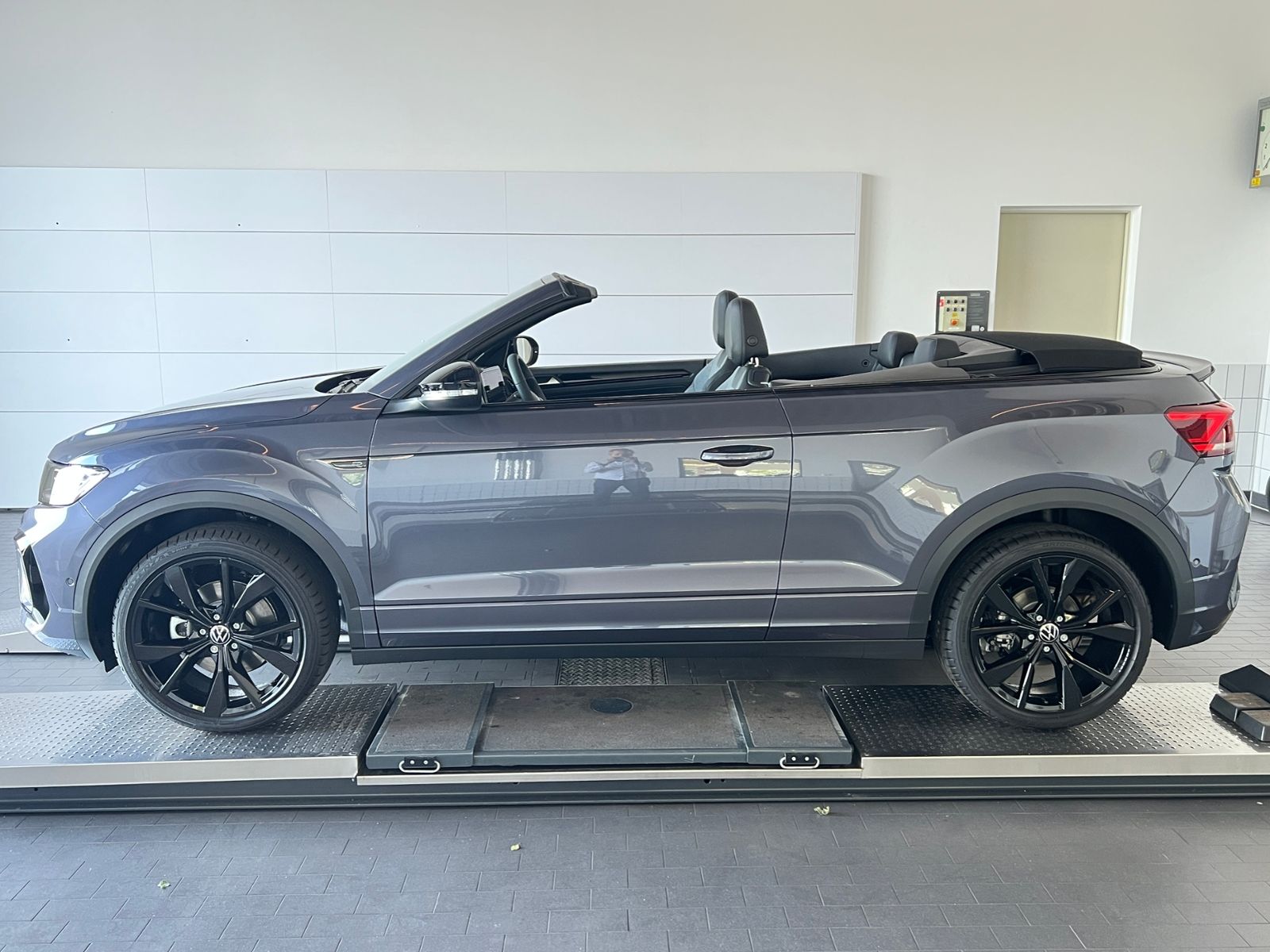 Fahrzeugabbildung Volkswagen T-Roc Cabriolet  R-Line 1.5 TSI DSG *AHK, Black