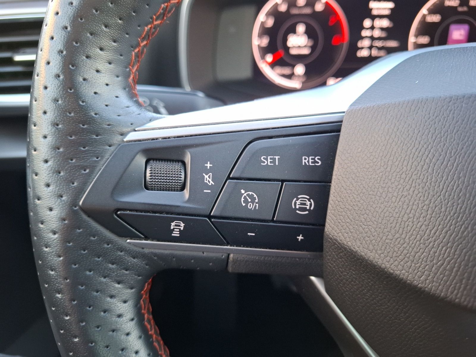 Fahrzeugabbildung SEAT Leon TSI FR LED Navi ACC Park-Assist SH