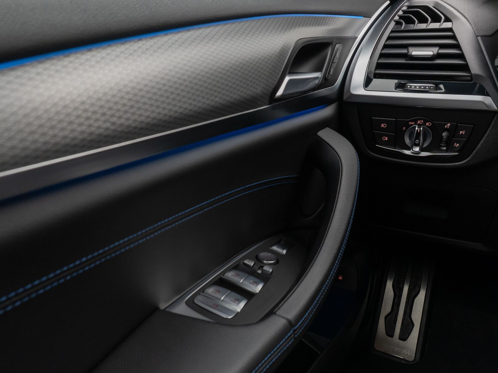 Fahrzeugabbildung BMW X3 xD30e M Sport Kamera HUD DAB HiFi AHK Komfort