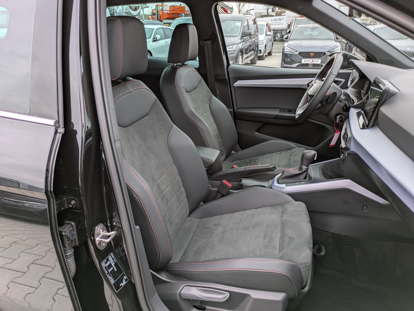 Fahrzeugabbildung SEAT Arona 1.5 TSI FR DSG AHK*ACC*LED*APP*DAB*KAMERA
