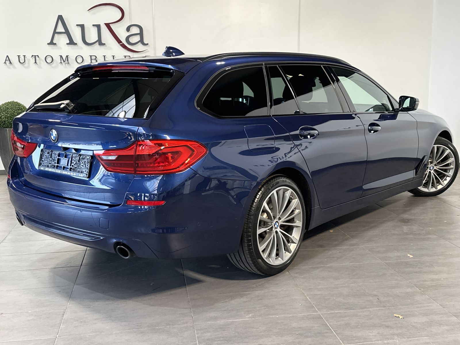 Fahrzeugabbildung BMW 530d Touring Sport-Line NAV+LED+19ZO+ACC+LC+H&K