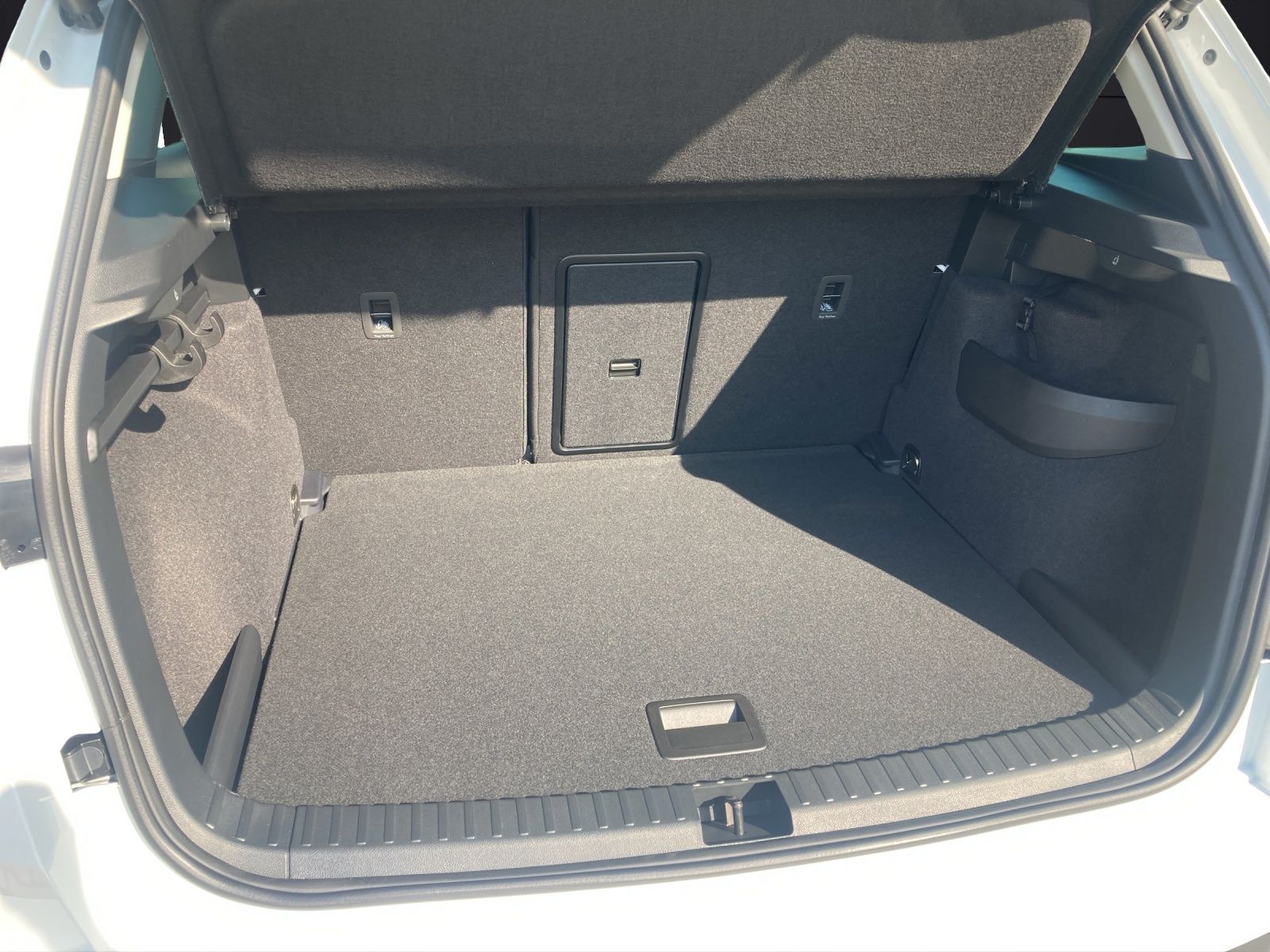 Fahrzeugabbildung SKODA Karoq TOUR TSI DSG LED, AHZV, Digital Cockpit