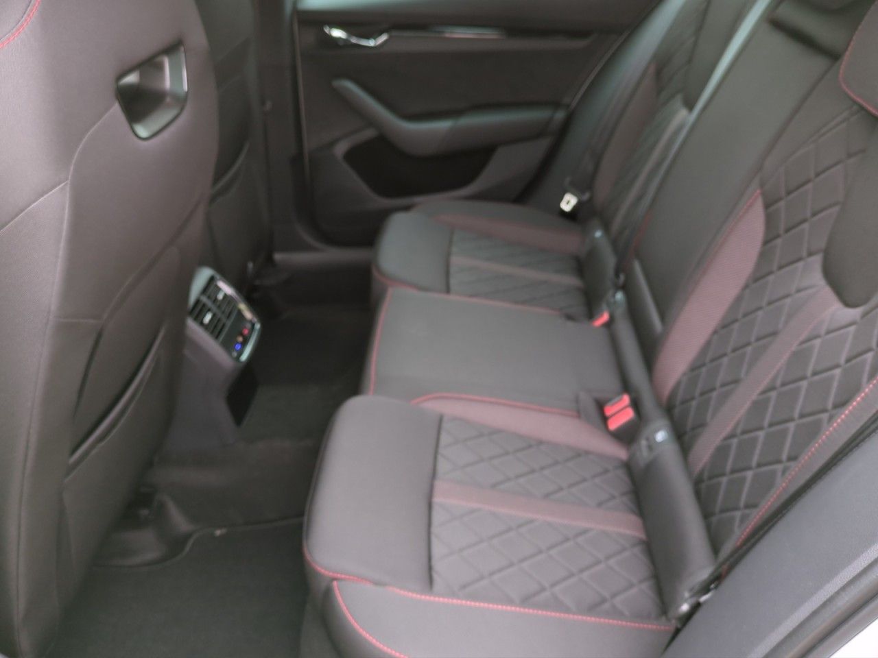 Fahrzeugabbildung SKODA Octavia Limousine RS AHK LED Sitzheizung Klima