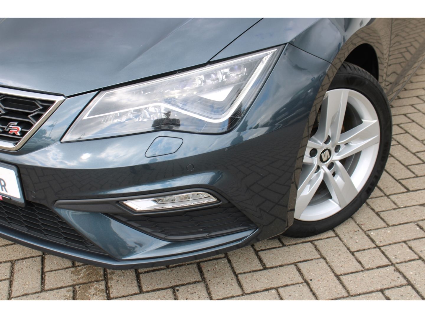 Fahrzeugabbildung SEAT Leon 1.5 TSI ST FR ACC LED Navi DAB PDC RFK AHK
