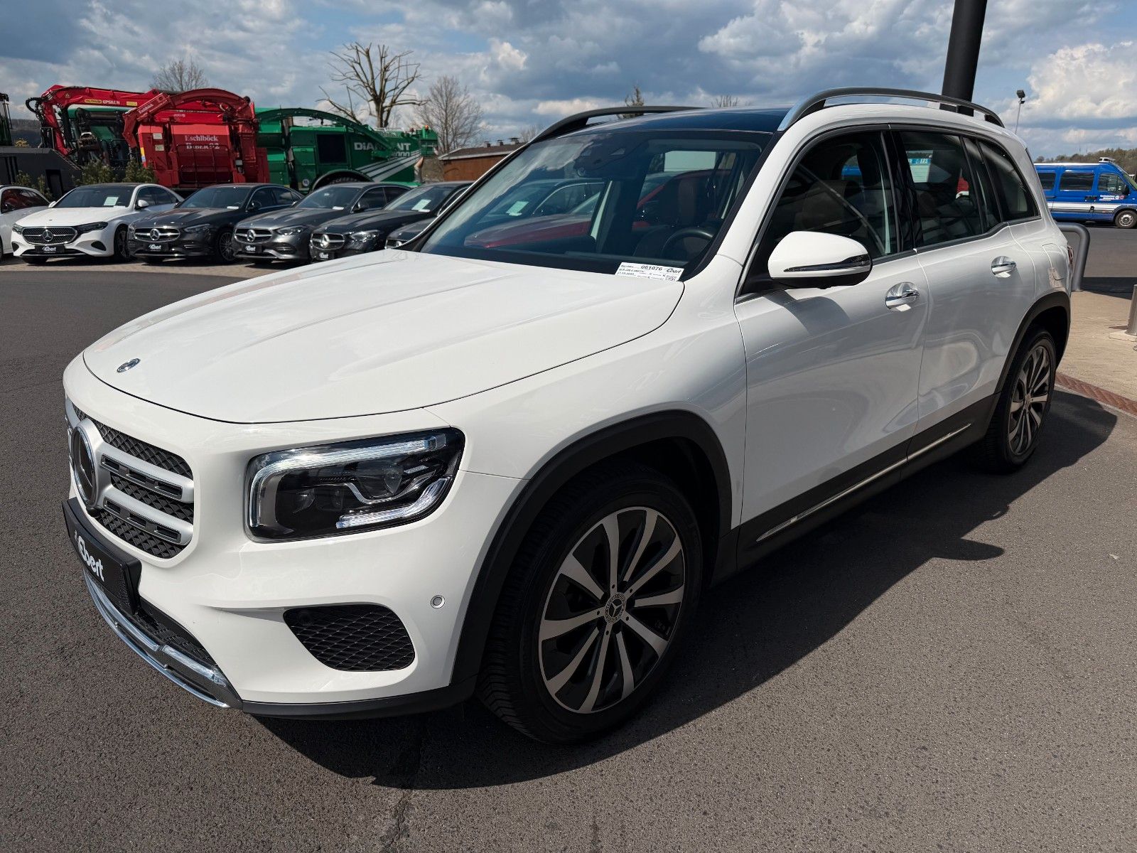 Fahrzeugabbildung Mercedes-Benz GLB 200d 4M 7Sitzer+StandH+Pano+Distr+AHK+360+