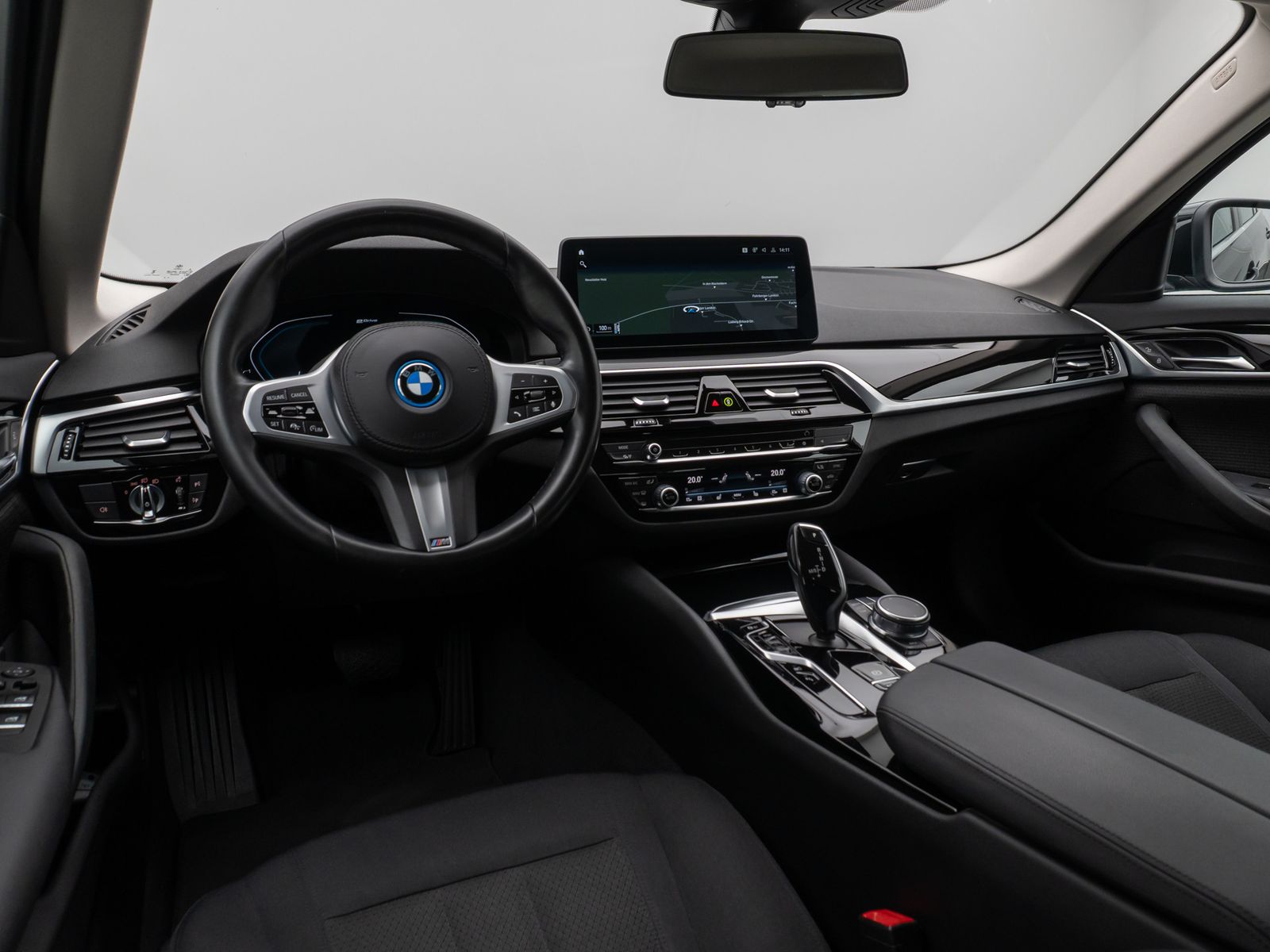Fahrzeugabbildung BMW 530e Kamera DAB CockPitPro Stop&Go Alarm LED