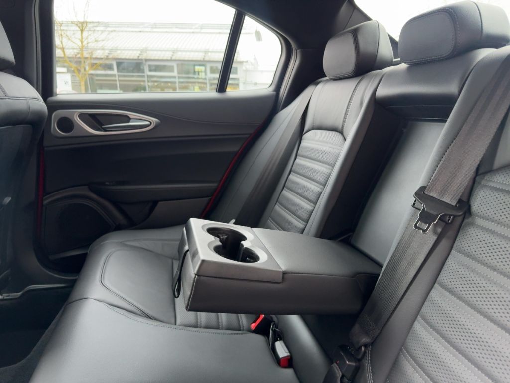 Fahrzeugabbildung Alfa Romeo Giulia Veloce Q4, Leder, Schiebedach, PDC, Rückf