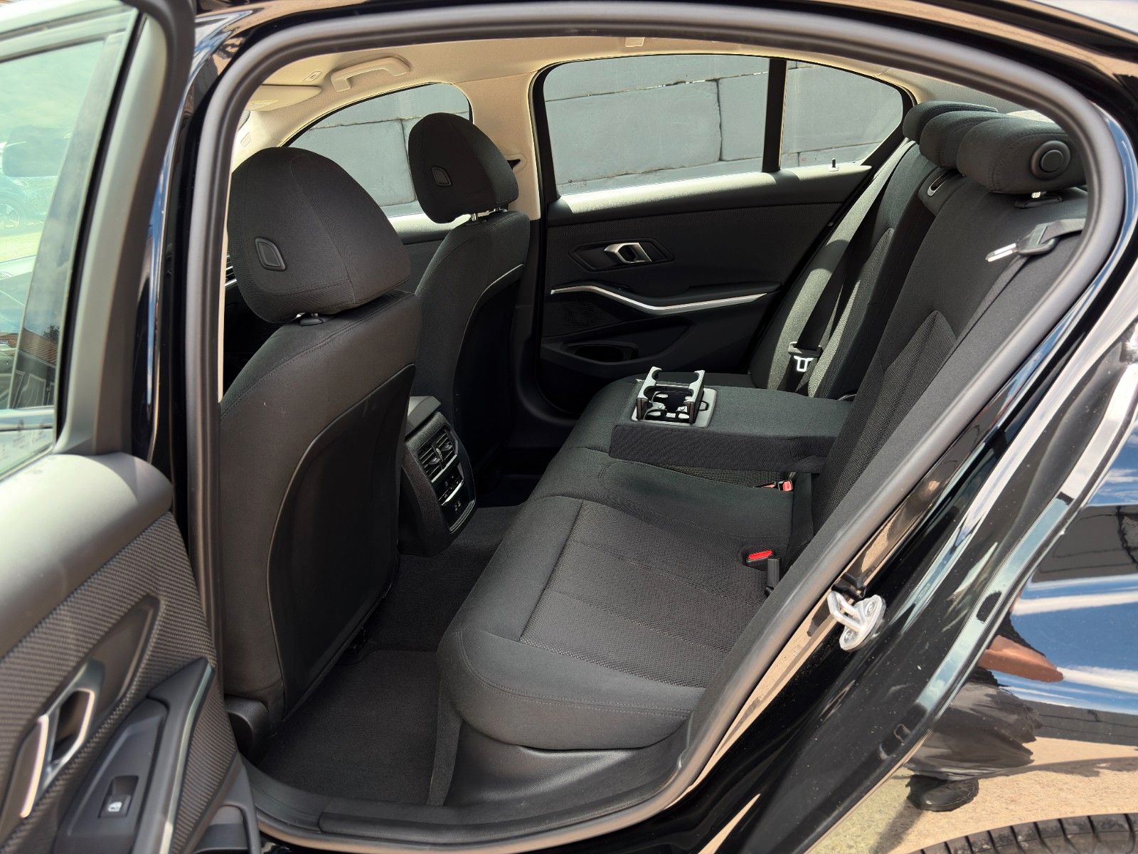 Fahrzeugabbildung BMW 318i Limo Cockpit+ Alarm Ambiente 3-ZKlima CAM
