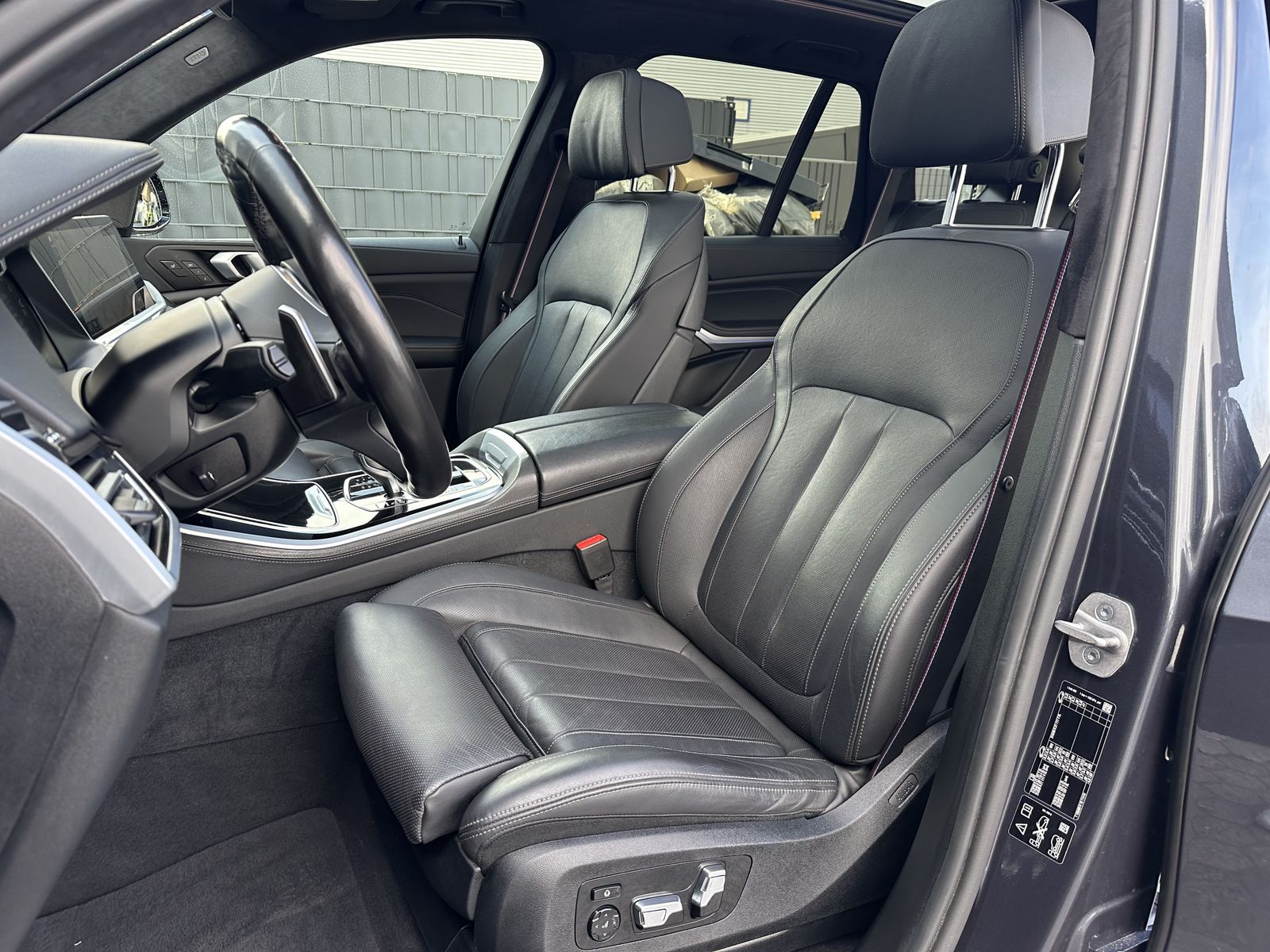 Fahrzeugabbildung BMW X5 M50i NAV+LASER+AHK+HEAD-UP+22ZO+PANO+360GRAD