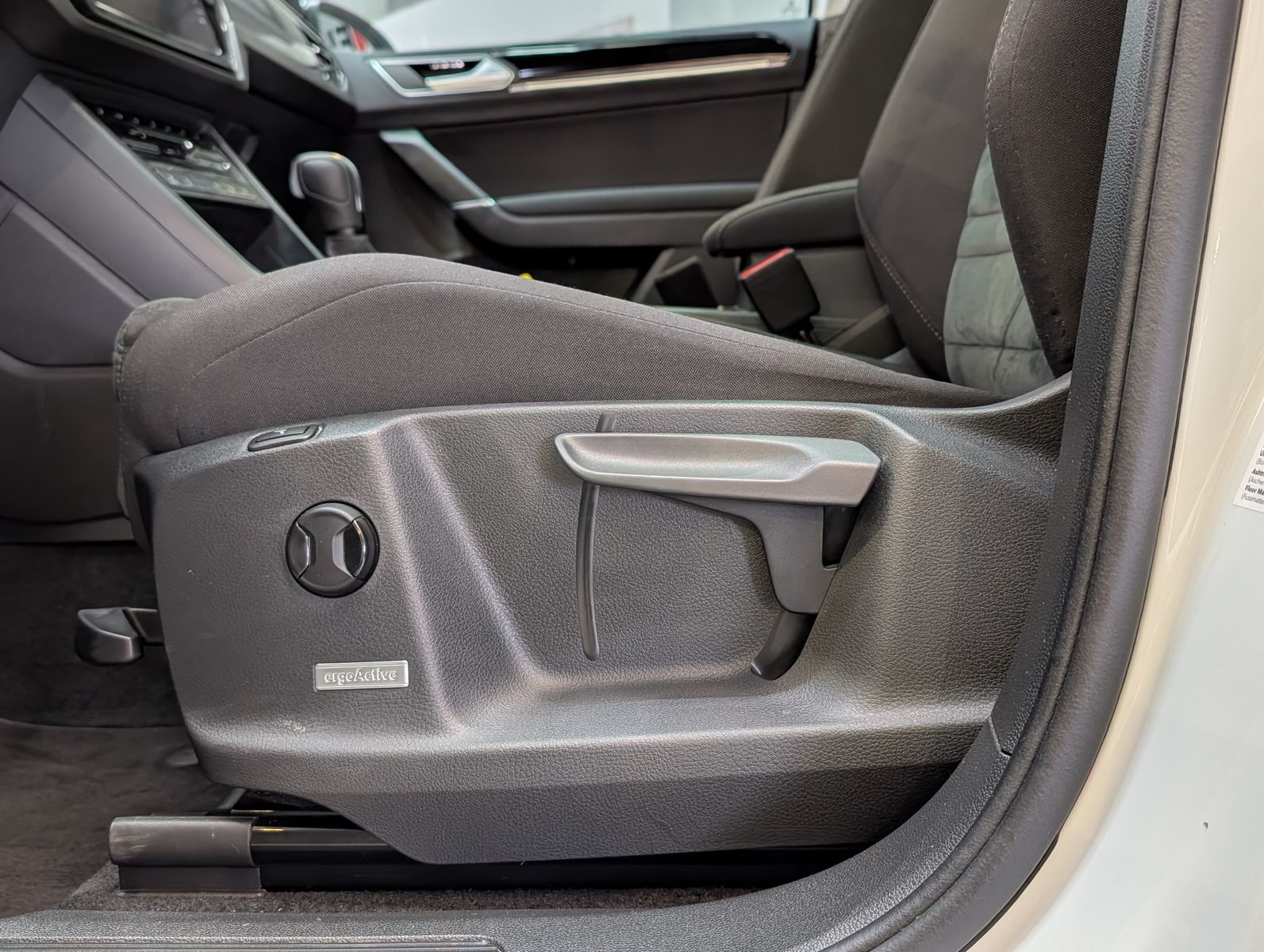 Fahrzeugabbildung Volkswagen Touran 2.0 DSG R-Line High. Pano 7-Si IQ.Dri AHK