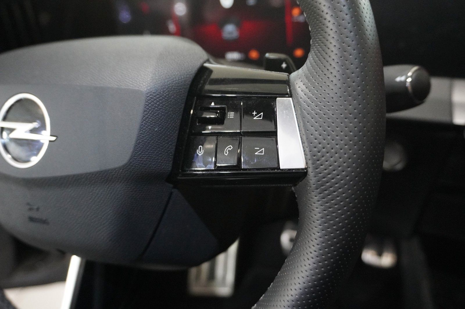 Fahrzeugabbildung Opel Astra L ST 1.2T ULTIMATE NAVI/LED/360°/VIRT/DAB+