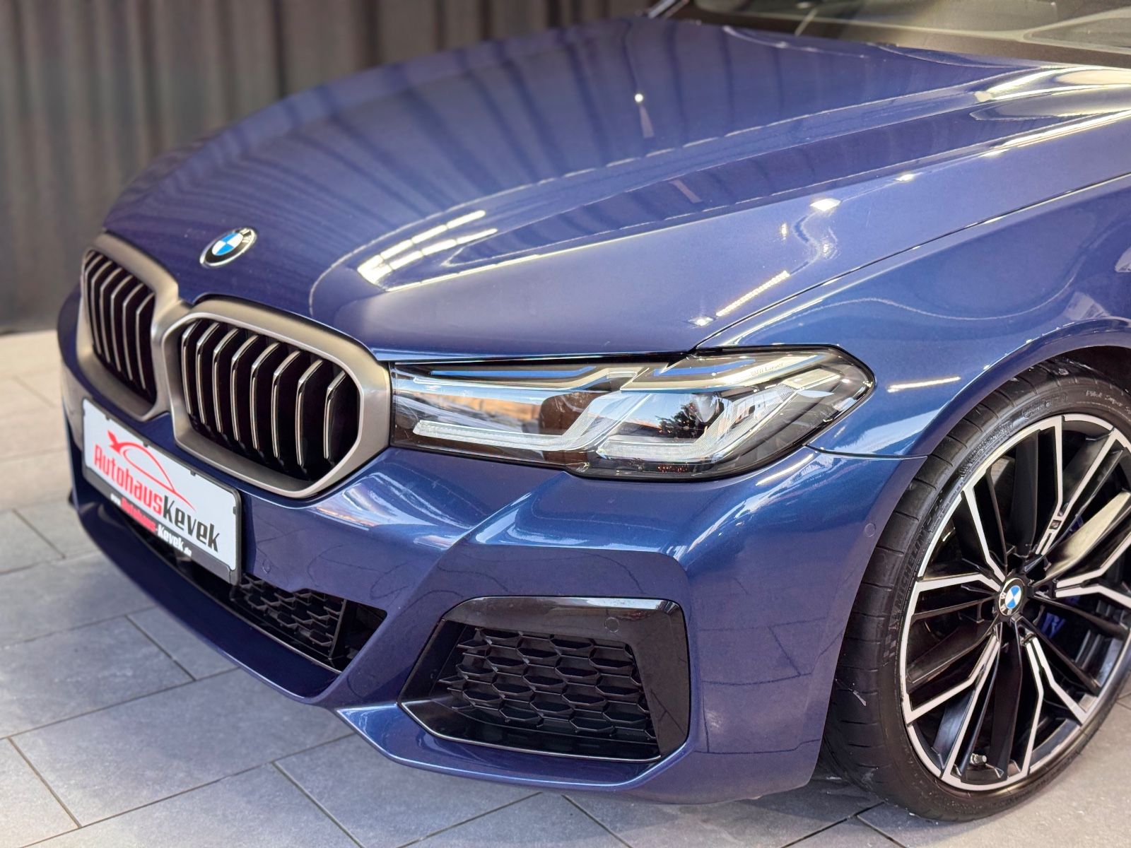 Fahrzeugabbildung BMW M550i Lim. xDrive|LASER|HEAD-UP|AHK|SCHIEBEDACH|
