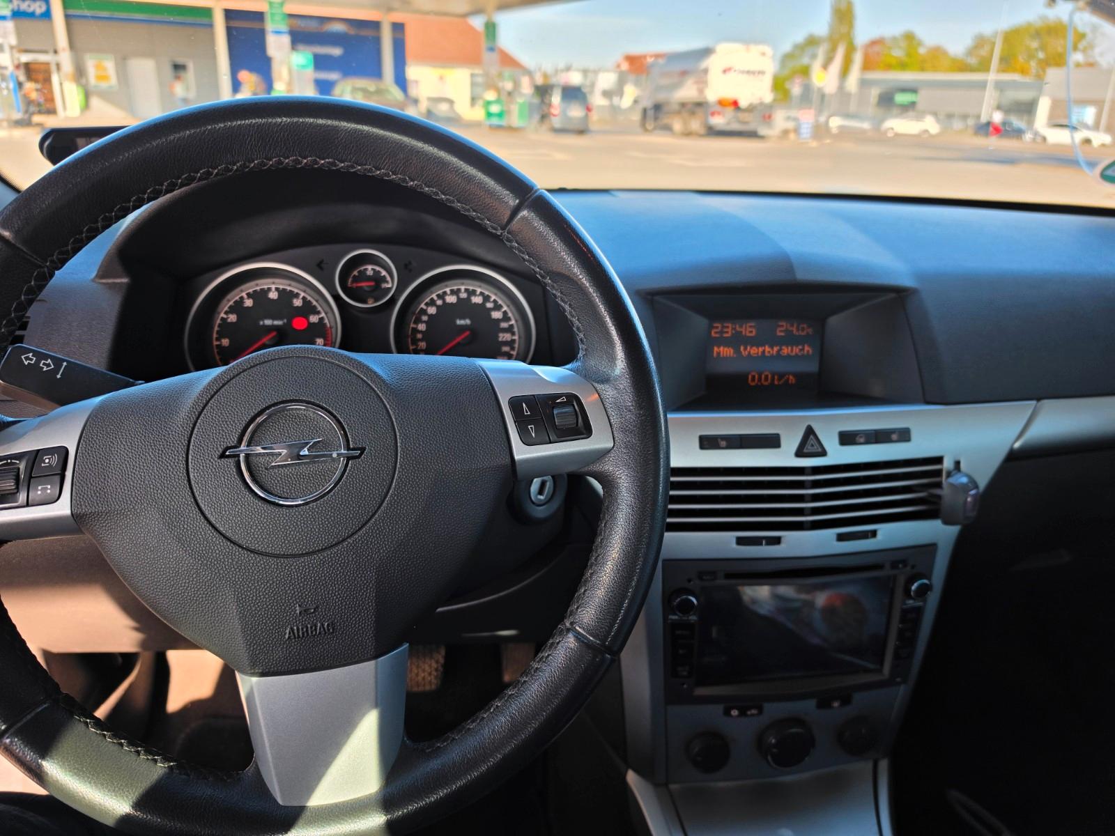 Opel Astra 2009 — rear view