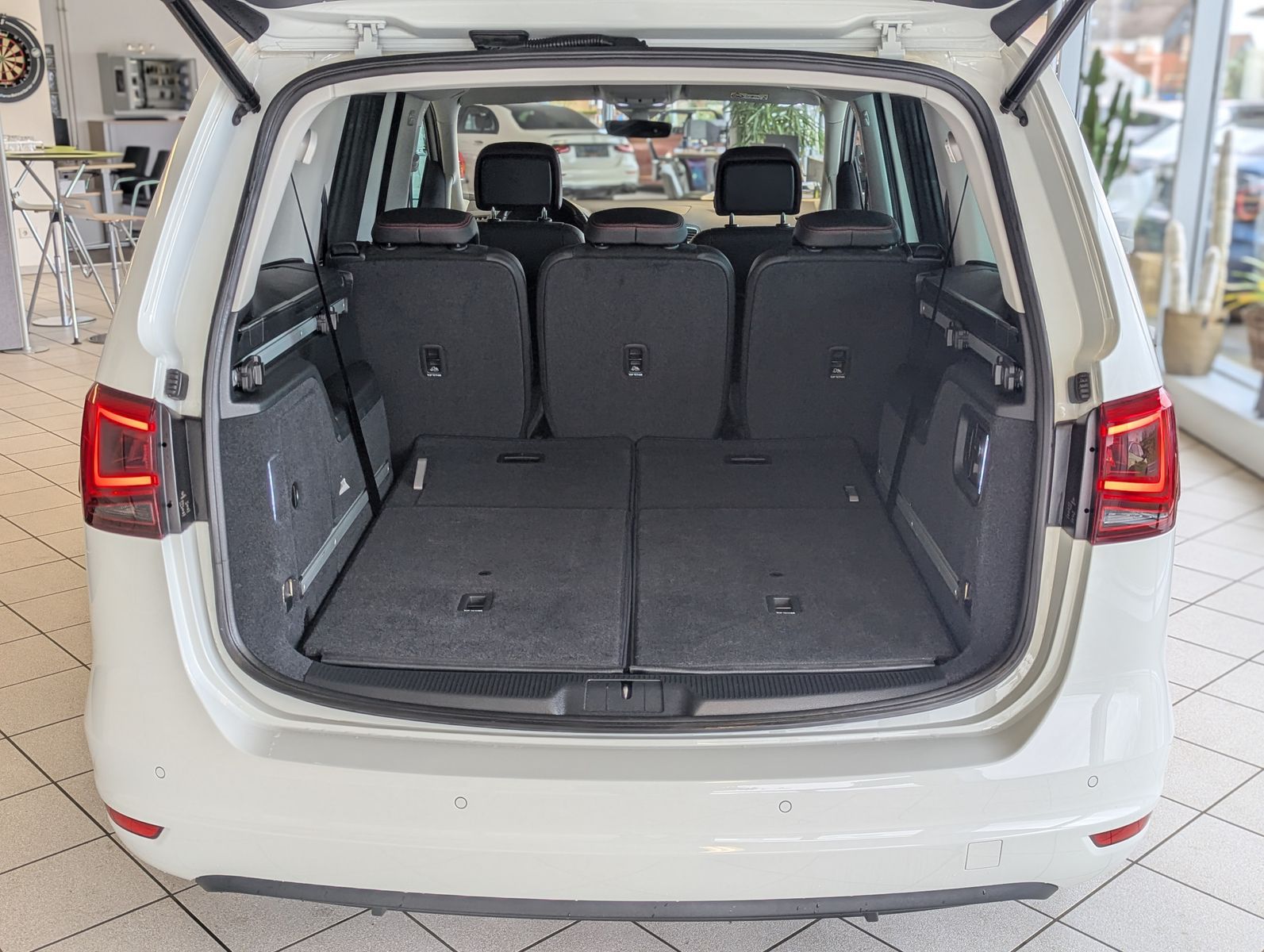 Fahrzeugabbildung SEAT Alhambra 1.4 TSI FR 7-Sitze ACC Bi-Xen Cam AHK
