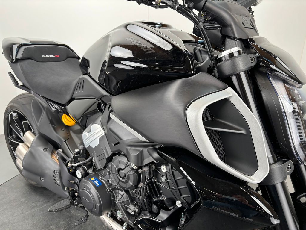 Fahrzeugabbildung Ducati DIAVEL V4 *SEITL. KENNZEICHENHALTER *NEUWERTIG