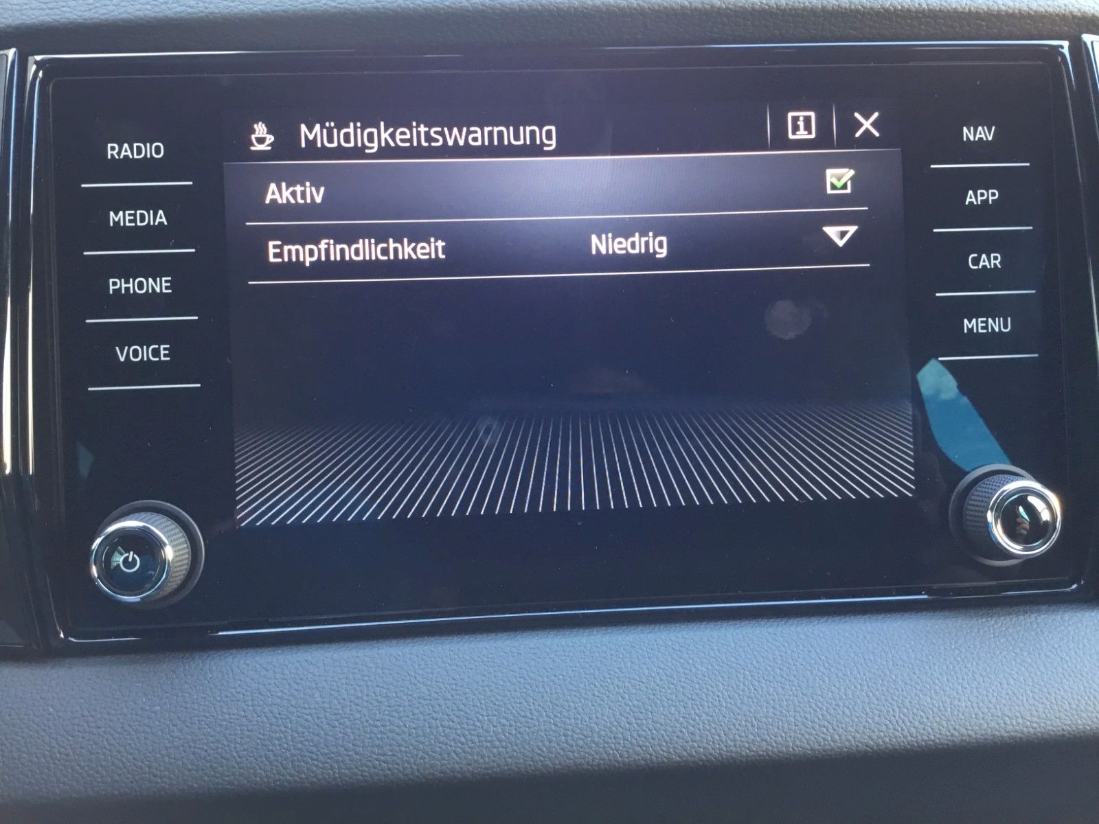 Fahrzeugabbildung SKODA Karoq 2.0l TSI DSG 4x4 Sportline+Pano+Standheizu