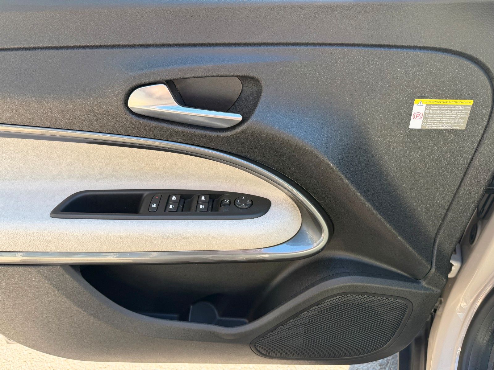 Fahrzeugabbildung Fiat 600 Hybrid La Prima R-Kamera+Massage+LED+8-Fach