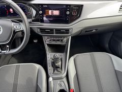 Fahrzeugabbildung Volkswagen Polo Highline -17"LM*Kamera*Panorama*LED*2xKlima