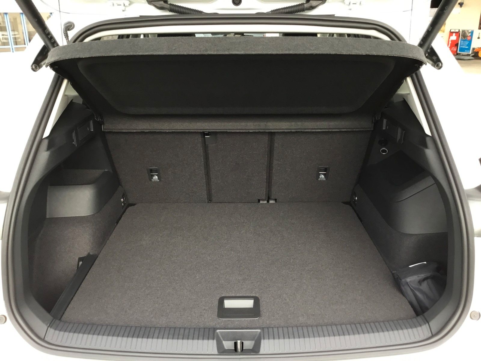 Fahrzeugabbildung Volkswagen Tiguan 1.5 eTSI DSG Life+AHK+LEDPlus+18"+Navi