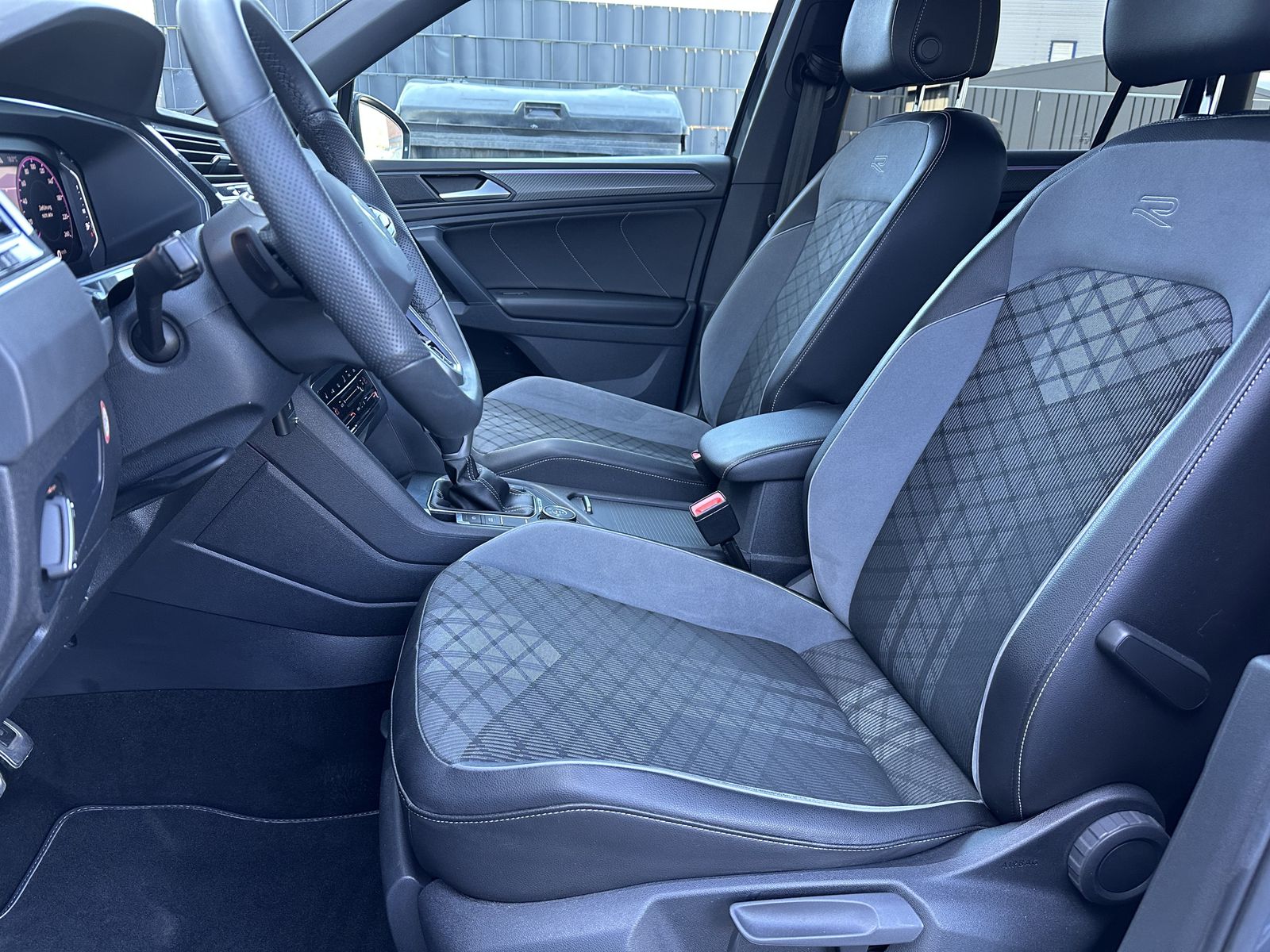 Fahrzeugabbildung Volkswagen Tiguan 4M R-Line Black NAV+IQ-LIGHT+AHK+VC+KAMER