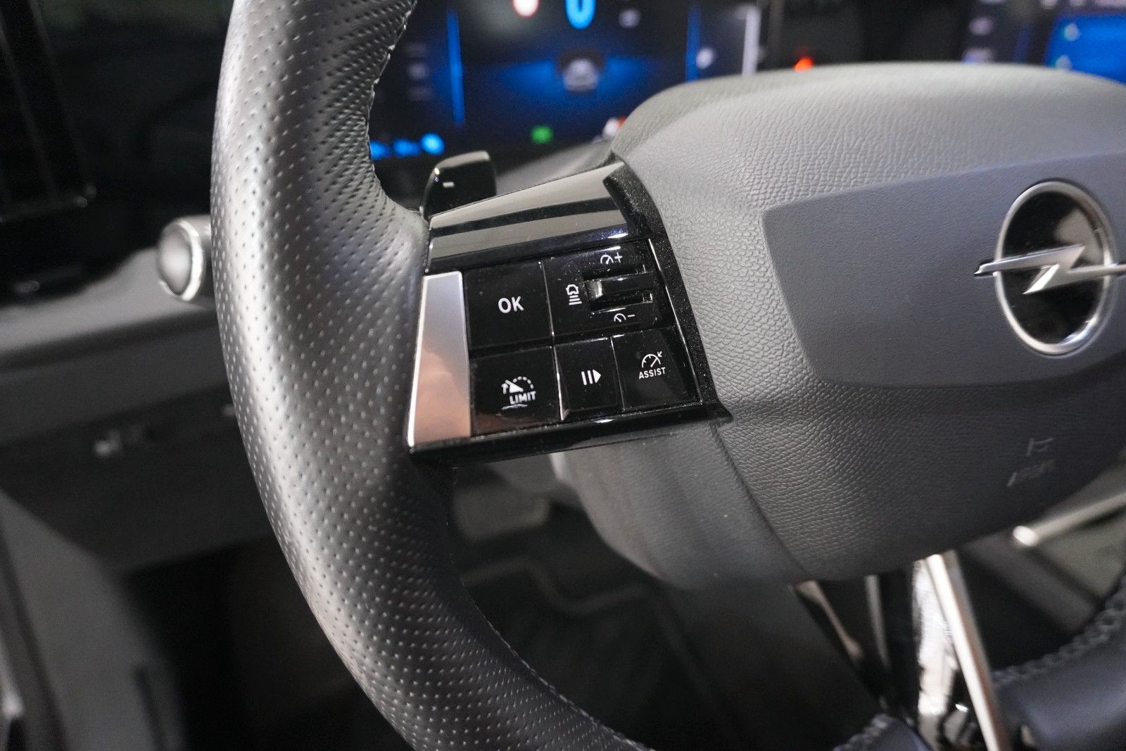 Fahrzeugabbildung Opel Astra L Lim. 1.6 HYBRID EDITION NAVI/KAMERA/AHK