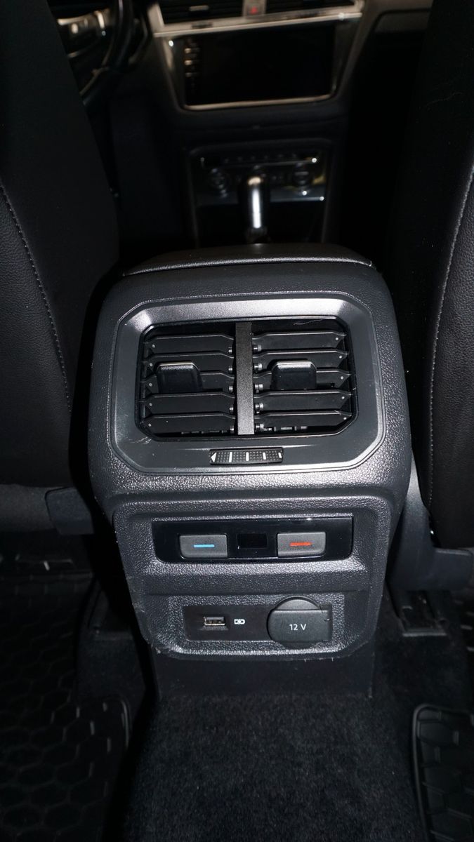 Fahrzeugabbildung Volkswagen Tiguan 4Motion R line *PANO*KAMERA*PERLMUTT*