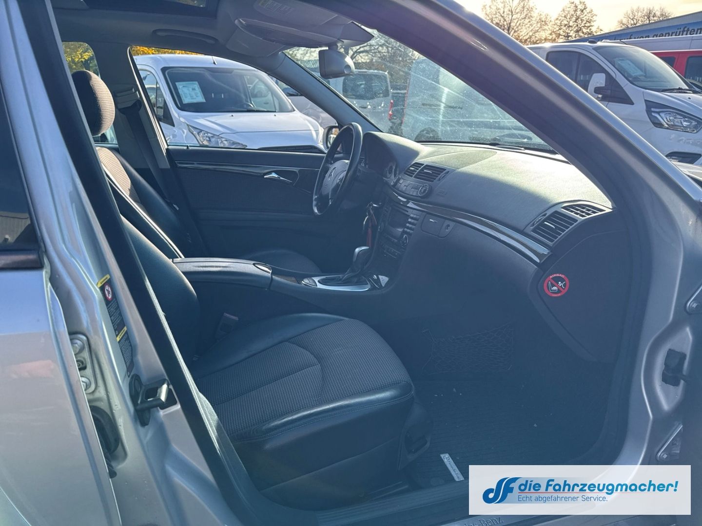 Fahrzeugabbildung Mercedes-Benz E 240 Navi Bi-Xenon Klimaautom e-Sitze *EXPORT