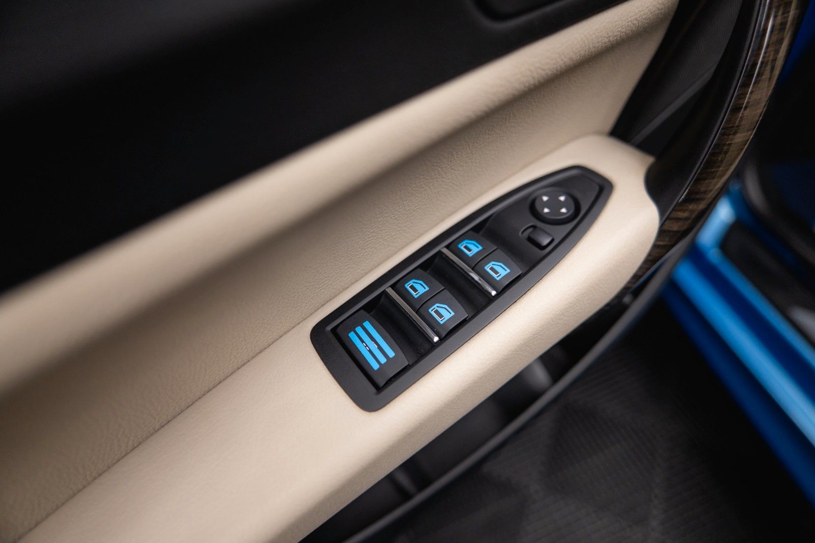 Fahrzeugabbildung BMW 230i Cabrio M-Sport Performance Shadow Line LED