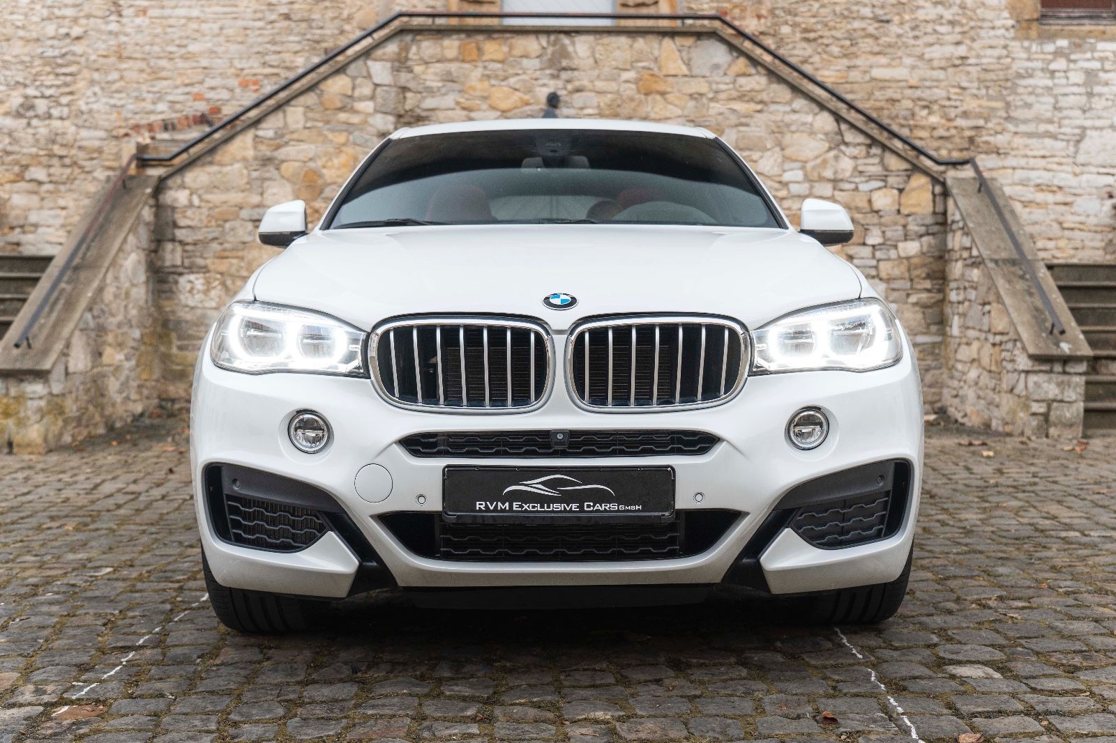 Fahrzeugabbildung BMW X6 xDrive50i M-Sportpaket 360° HUD H&K LED SOFT