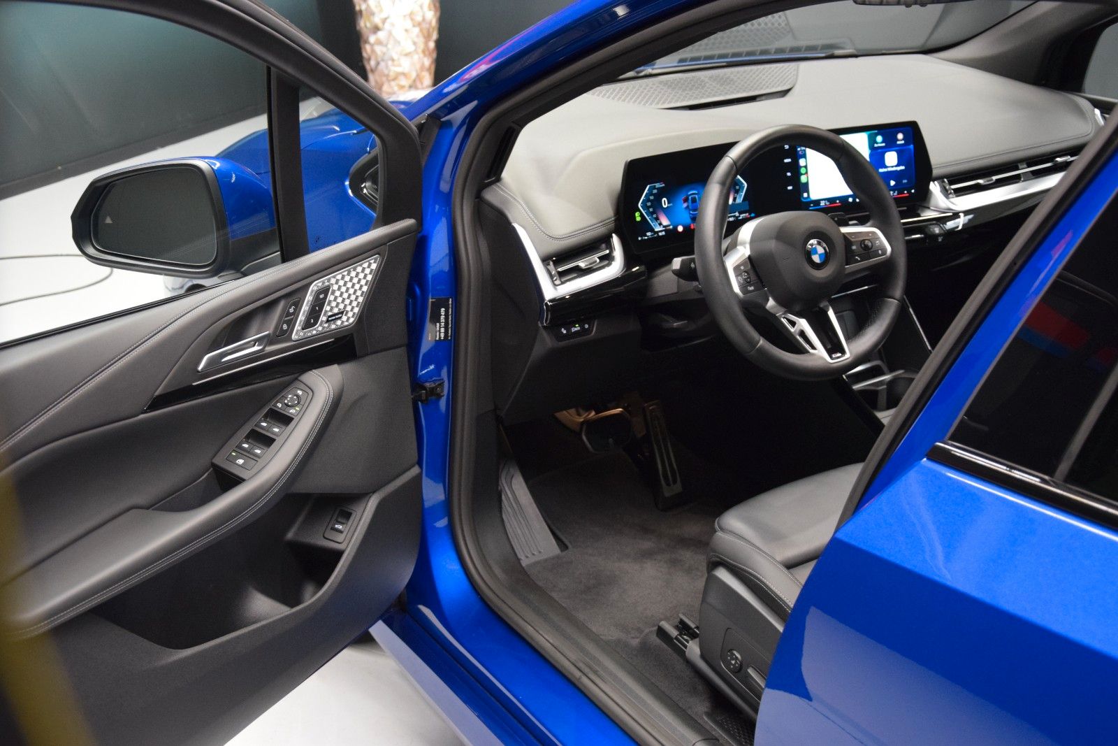 Fahrzeugabbildung BMW 218 i  Active Tourer M Sport Pano ACC Leder H&k