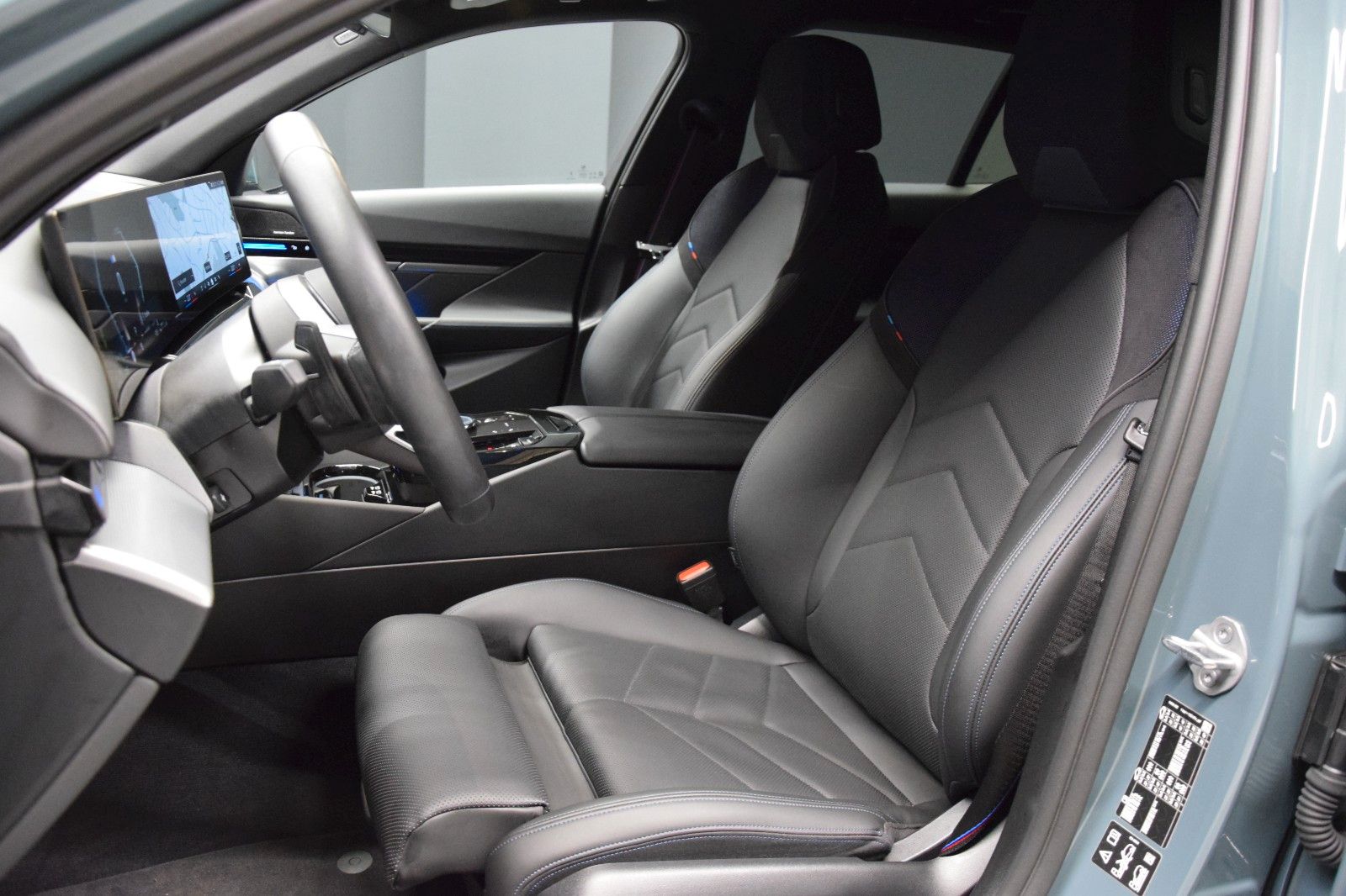 Fahrzeugabbildung BMW 520d xDrive Tour M Sport Pro Iconic Glow Stndhzg