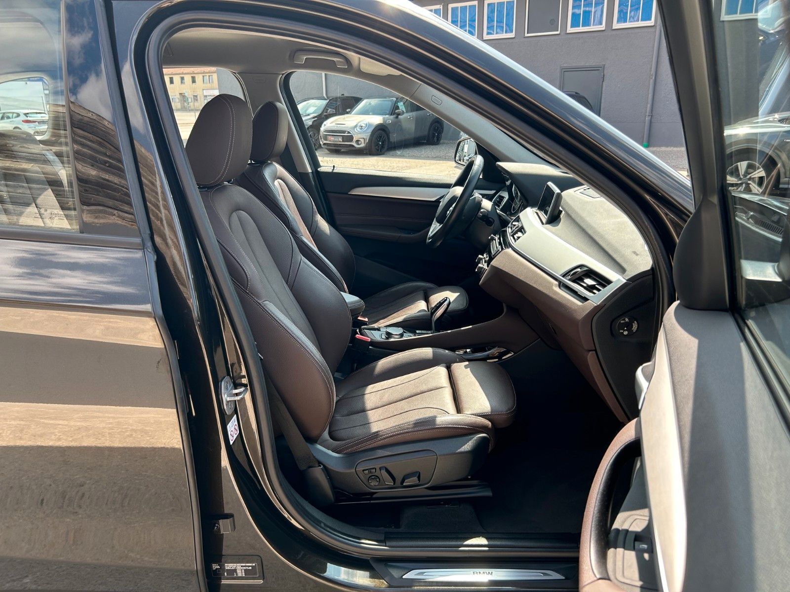 Fahrzeugabbildung BMW X1 sDrive18i Sport Line HiFi Navi + HUD Leder