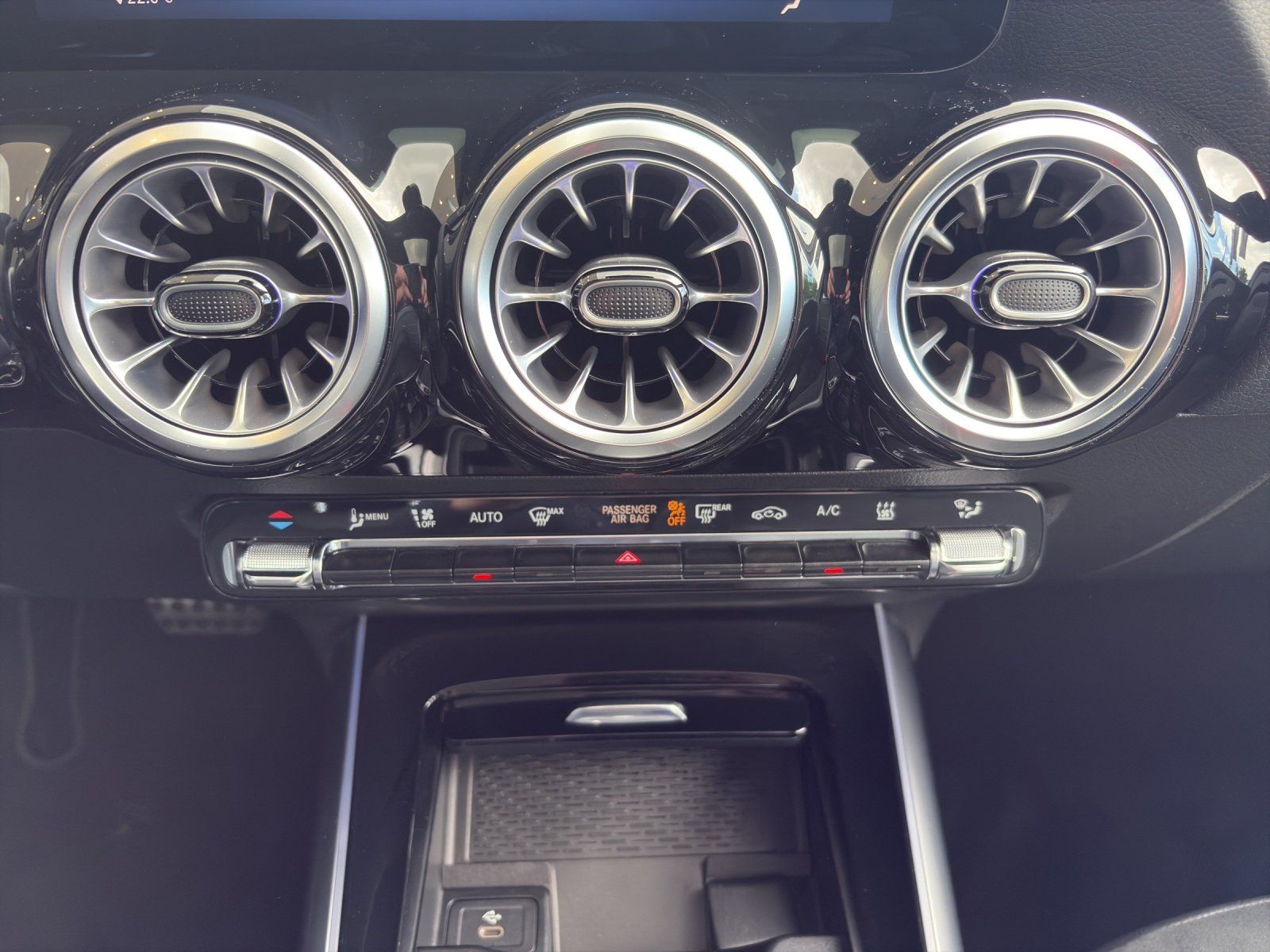 Fahrzeugabbildung Mercedes-Benz GLA 220 4M AMG+ Pano STANDHZG Distro GurtGrau