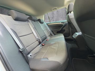 Volkswagen Golf VII Lim. 1.6 TDI DSG*PANO*XENON*PARKPILOT